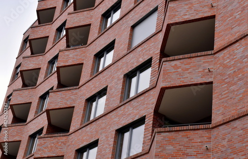 Moderne rote Neubaufassade in Freiburg