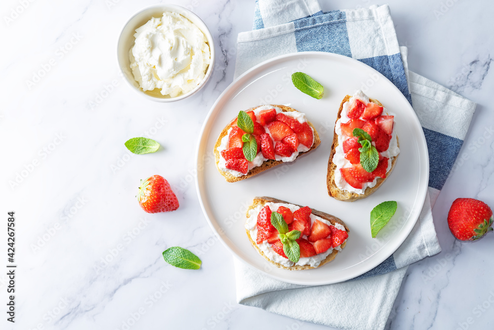 Strawberry ricotta sandwiches with mint leaves Strawberry ricotta sandwiches with mint leaves