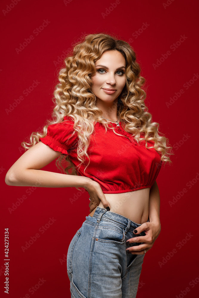 Urban Portrait Young Pretty Brunette Woman Hairstyle Fashion Blue Jeans  Stock Photo by ©alonesdj 567616144