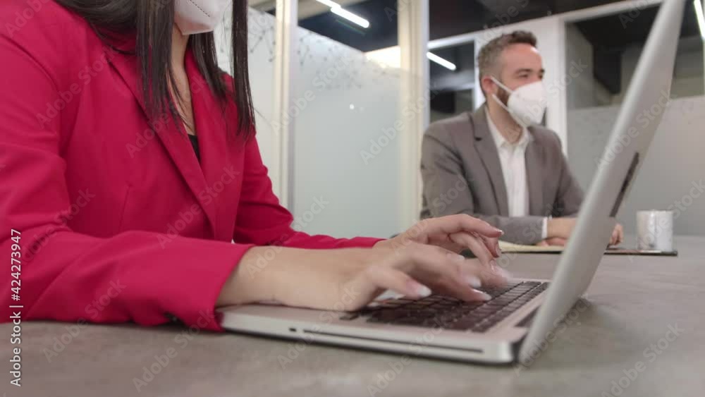 Hombres y mujeres trabajando en junta de negocios