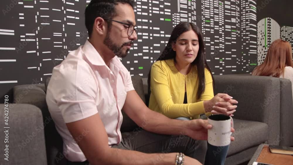 mujer y hombre en sala con computadora personal equipo creativo