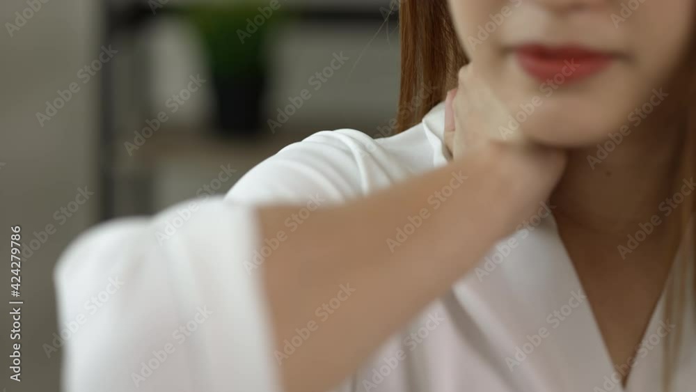 Stockvideo Young asian business woman rubbing her shoulder she's has