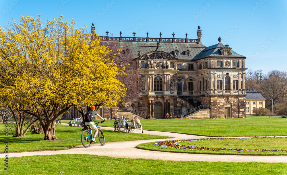 Obraz premium The Grand Garden Palace in Dresden. Spring in the park