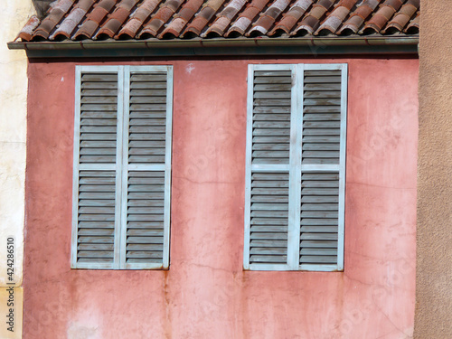 Vue de fenêtres et persiennes colorées