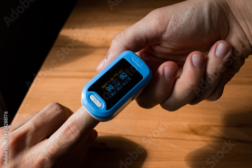 Measuring the oxygen saturation levels at home : A pulse oxymeter, home monitoring devices