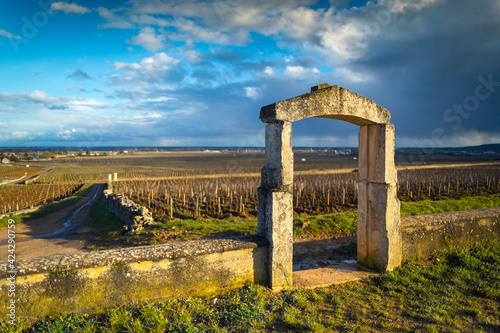 Porte Chevalier-Montrachet dans les vignes de Puligny-Montrachet en Bourgogne