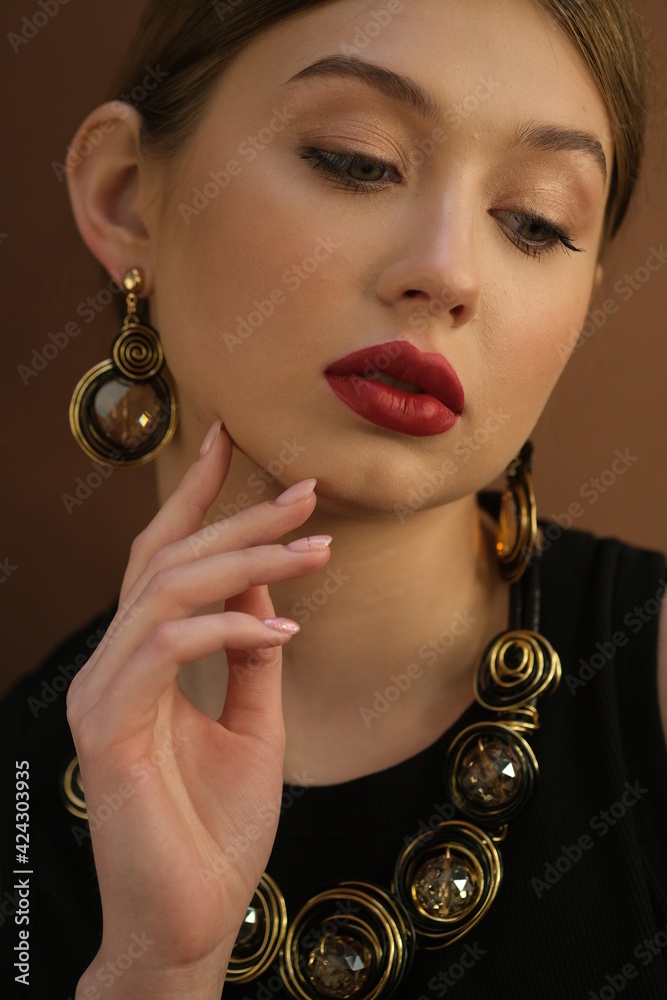 Obraz premium Beauty Portrait. Fashion Brunette Girl. Jewelry Accessories. Beautiful model girl with shiny brown and straight long hair. Keratin straightening. Treatment, care and spa procedures. Smooth hairstyle
