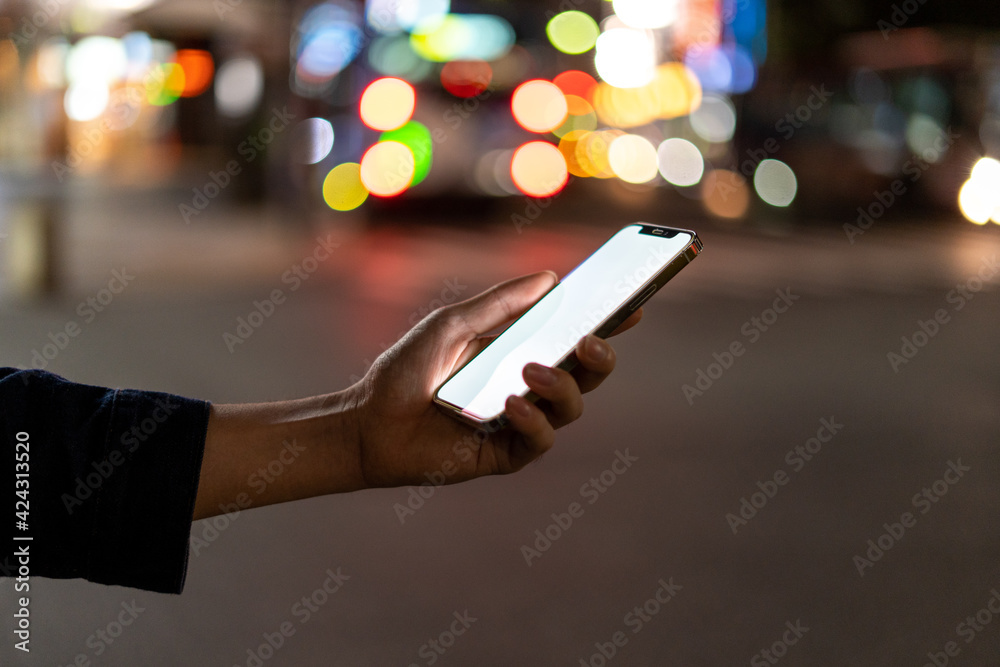 道の上でスマートフォンを開く人 道の上でスマートフォンを開く人