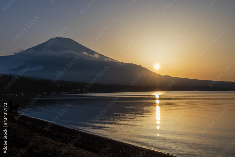 春の山中湖で富士山に沈む美しい夕陽