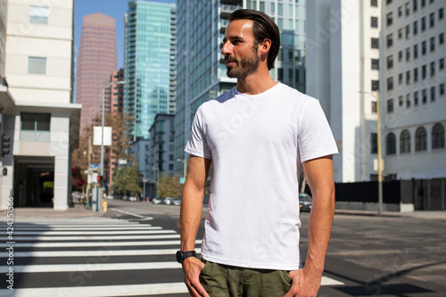 Casual dressed man crossing the road outdoor photoshoot © Rawpixel.com