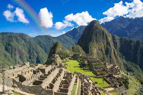 古代インカ遺産のマチュピチュ遺跡と虹