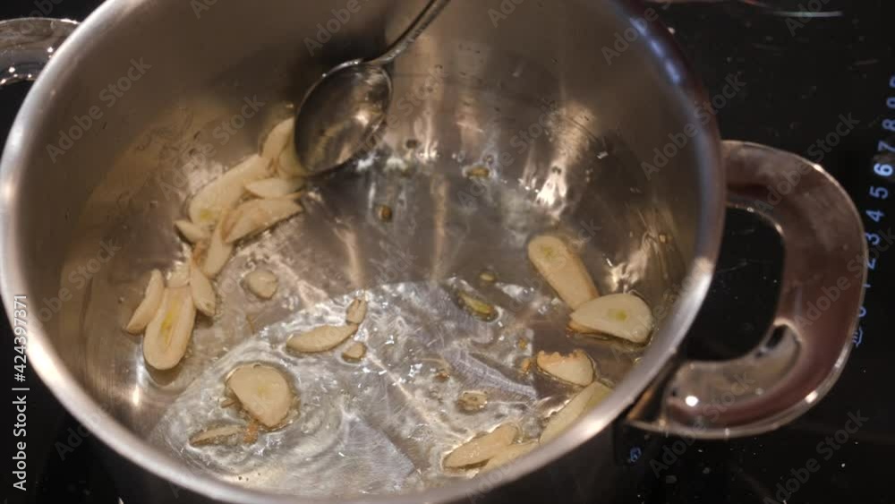Cook roasts garlic in a saucepan Cook roasts garlic in a saucepan