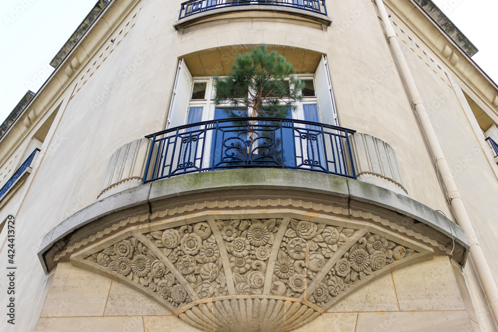 Arbre sur un balcon d’immeuble ancien à Paris