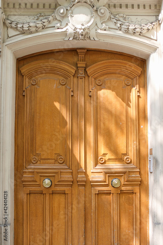 Porte en bois d’immeuble ancien à Paris photo