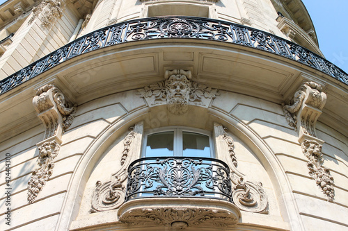 Fenêtre d’immeuble ancien à Paris
