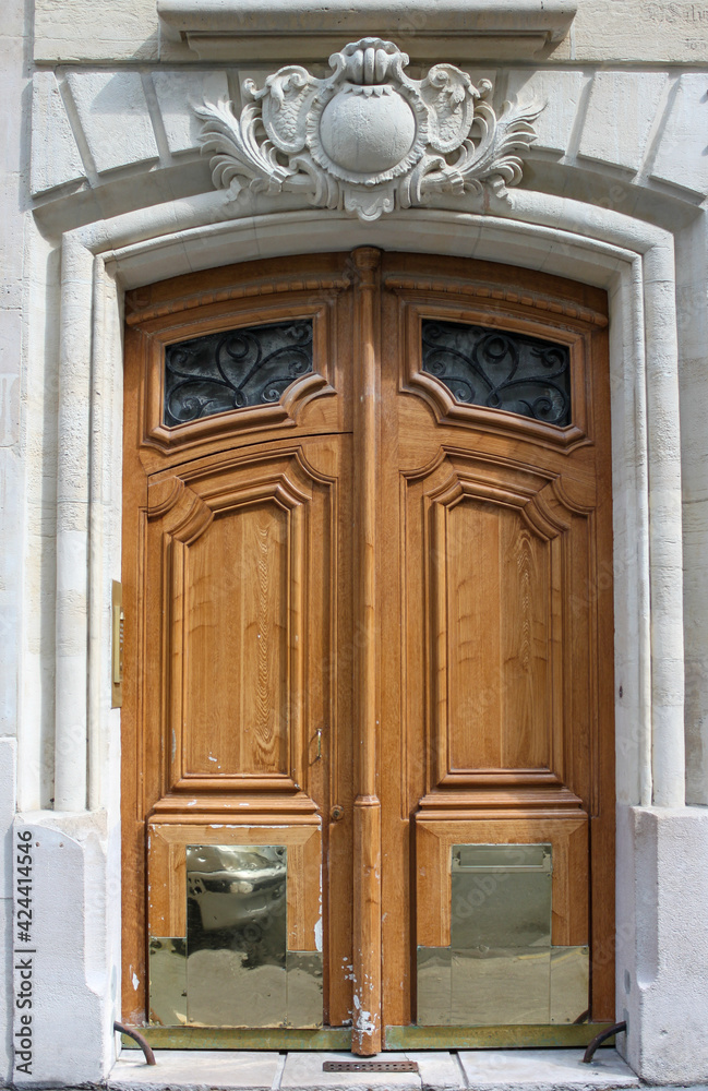 Porte en bois d’immeuble bourgeois à Paris
