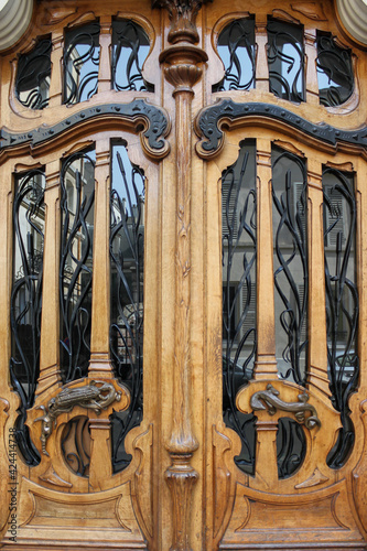 Photography Porte en bois d’immeuble art nouveau à Paris