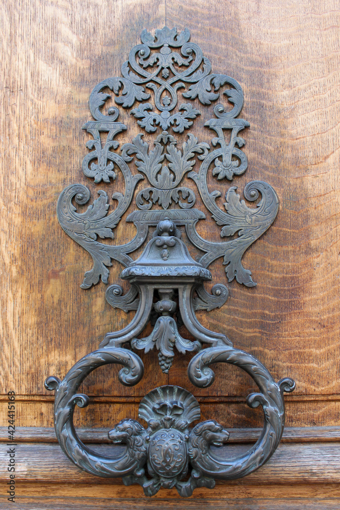 Poignée de porte d'un immeuble ancien à Paris Poignée de porte d'un immeuble ancien à Paris