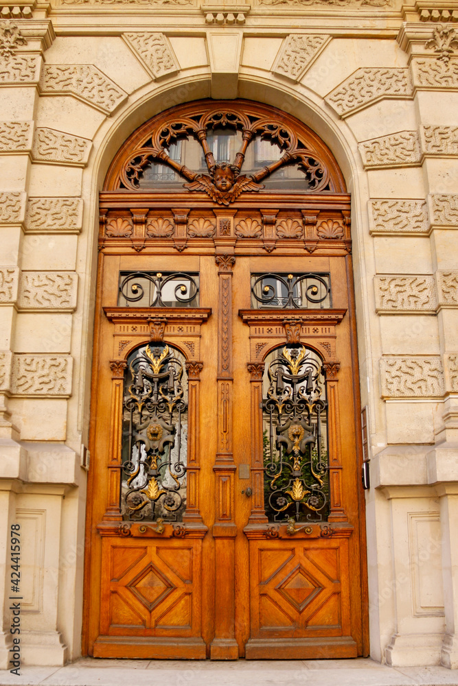 Porte d’un immeuble ancien à Paris