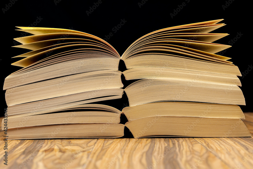 Fototapeta premium Offene Bücher auf einem Tisch gestapelt