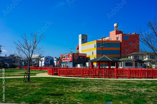 和風の赤い柵で彩られた河川公園「金剛川公園」
