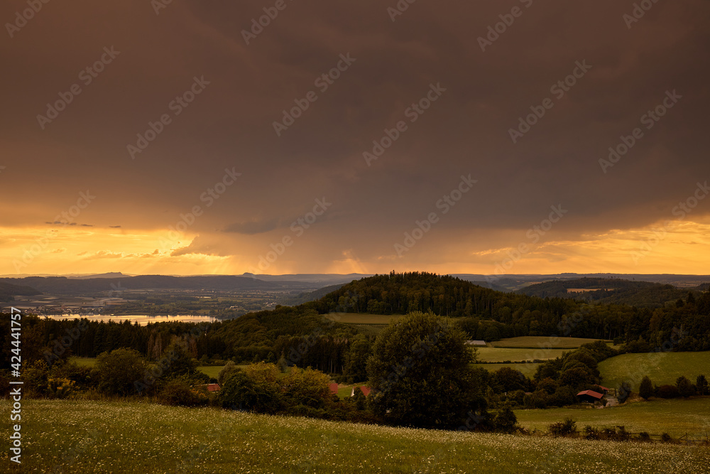 Blick in ein Tal nahe des Haldenhofes. Deutschland, Baden-Württemberg, Bodensee, Haldenhof, Abendstimmung, Tal, Sonnenuntergang