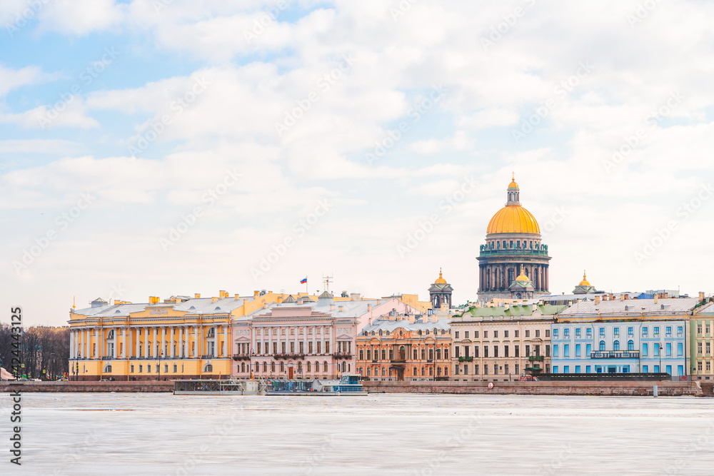 Fototapeta premium St. Petersburg embankment and view of the old buildings and St. Isaac's Cathedral, postcard view