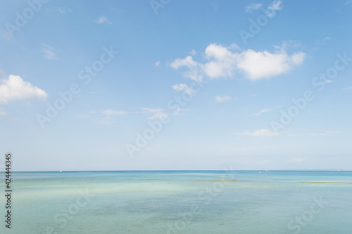 青空とエメラルドグリーンの遠浅の海
