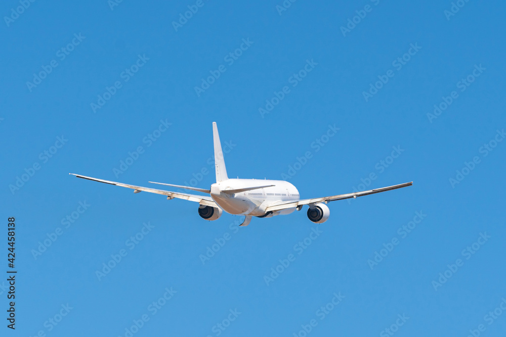 Obraz premium Passenger airplane flying against clear blue sky