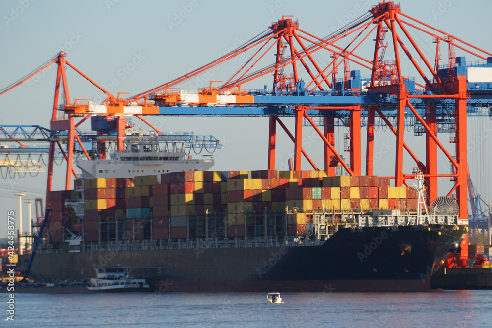 Container-Frachter im Hamburger Hafen