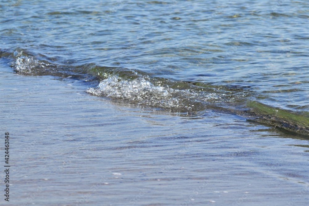 Fototapeta premium Waves hitting the shore