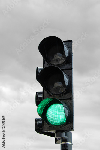 Green light, departure of the cars on the road. 