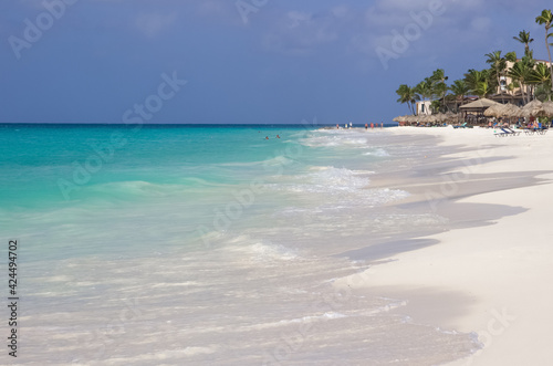 Eagle beach in Aruba, Netherlands © elvirkin