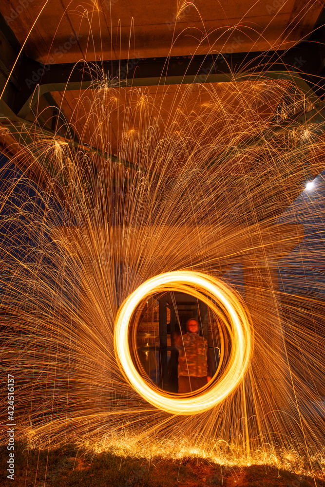 Fototapeta premium long exposure of burning metal voll