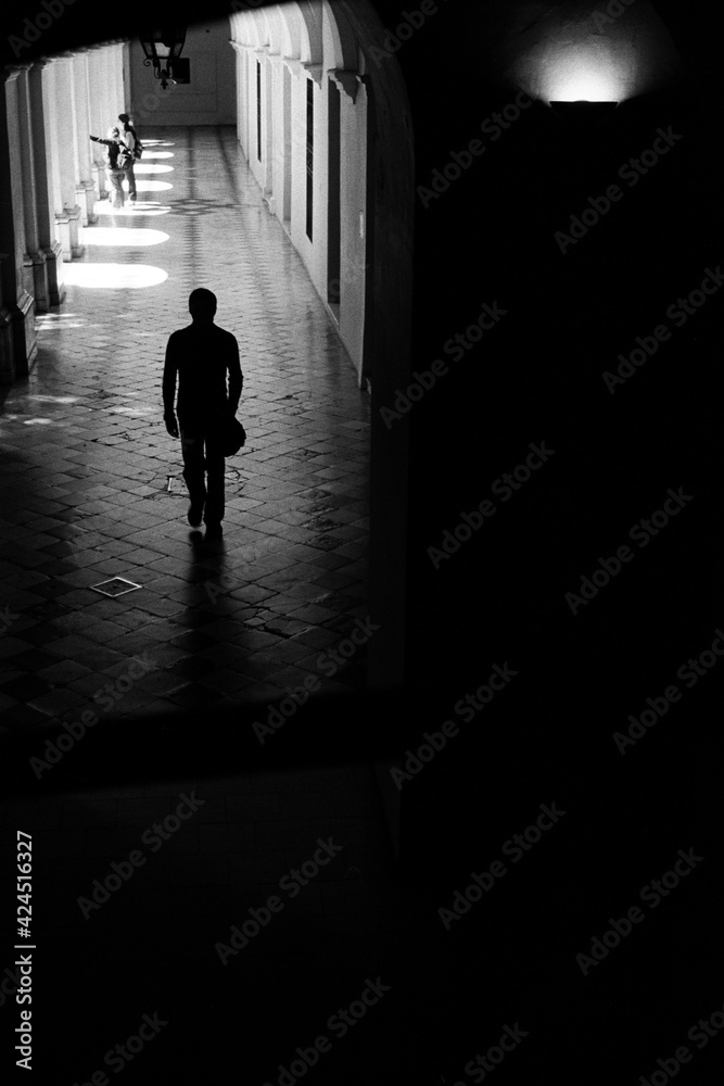 Hombre caminando por un pasillo