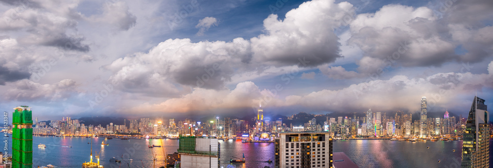 Fototapeta premium Amazing night panoramic view of Hong Kong skyline from Kowloon Tower