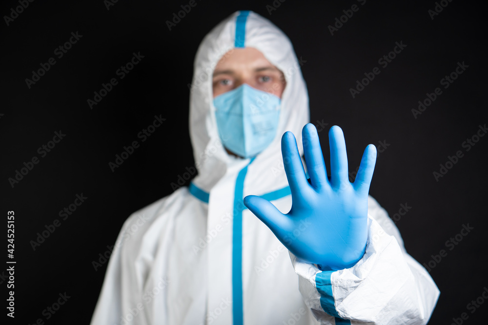 The doctor is dressed in protective clothing and is ready to vaccinate. The doctor is dressed in protective clothing and is ready to vaccinate.