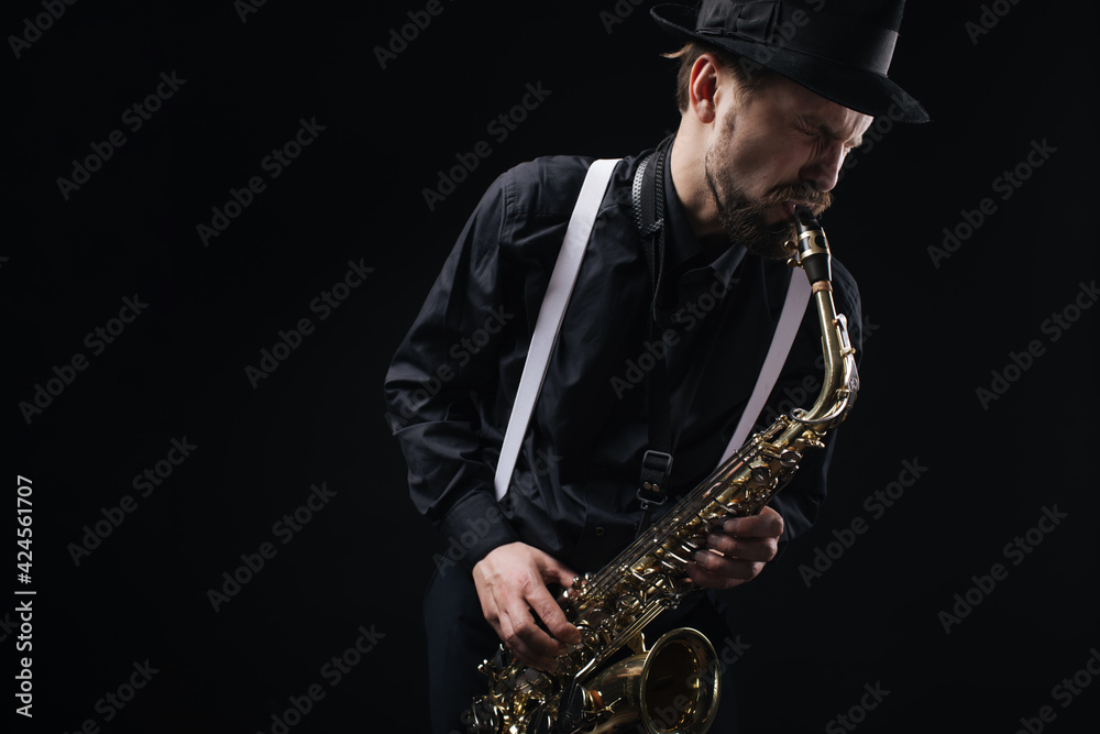 Obraz premium Male artist playing on saxophone