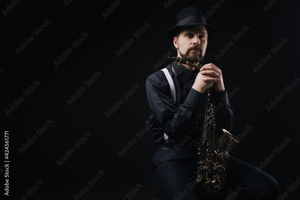 Naklejka premium Artist posing with saxophone