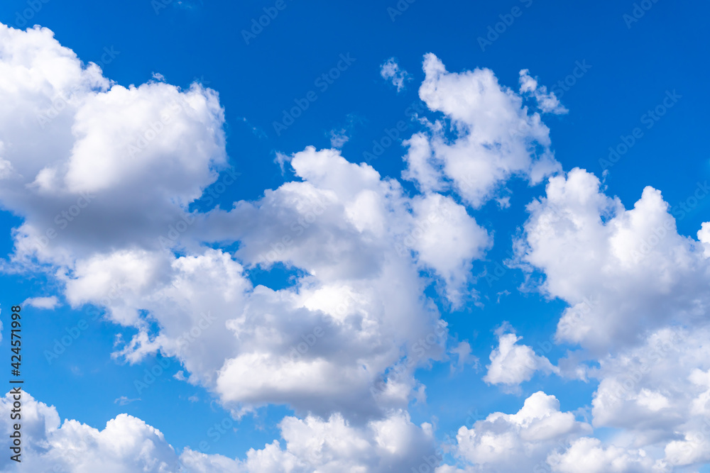 nuvole bianche sul cielo azzurro in una giornata serena nuvole bianche sul cielo azzurro in una giornata serena