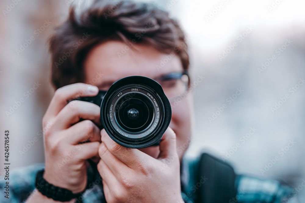 Ein Mann macht ein Foto mit seiner Spiegelreflexkamera