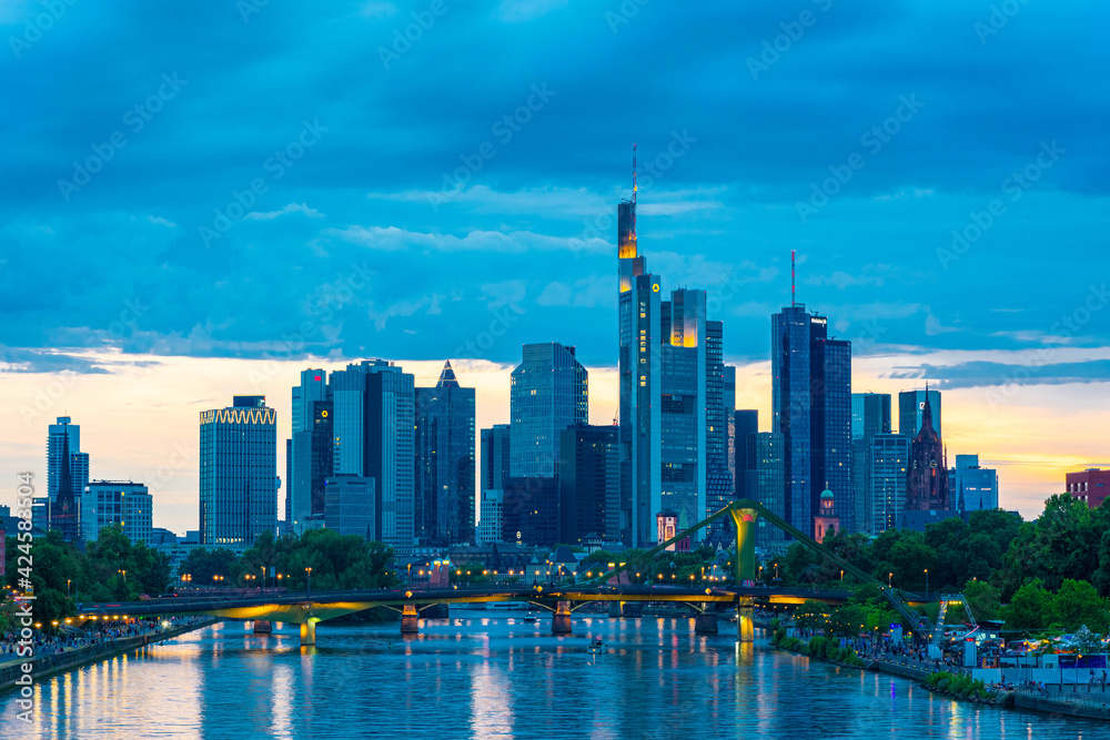 Obraz premium FRANKFURT, GERMANY, 25 JULY 2020: Cityscape image of Frankfurt am Main during sunset.