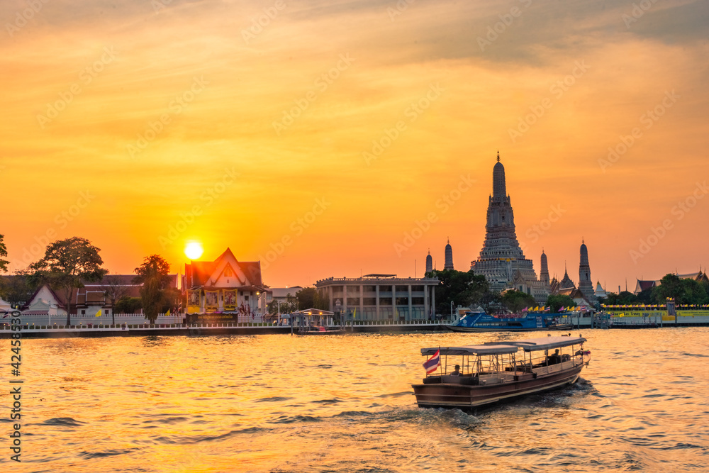 BANGKOK, THAILAND, 8 JANUARY 2020: Beautiful sunset over the Temple of Wat Arun