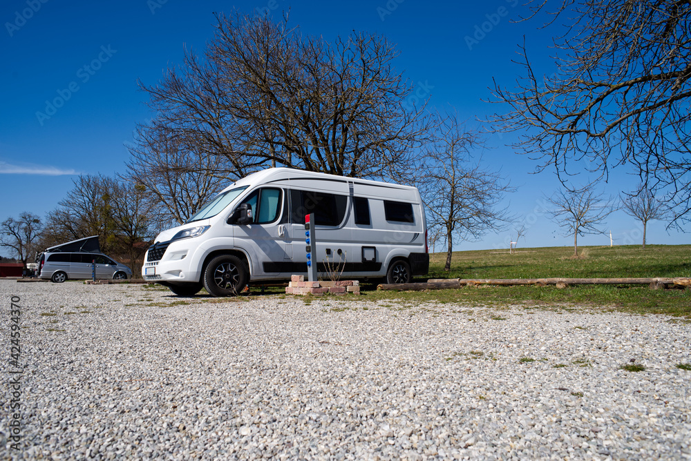 Wohnmobil auf einem Campingplatz - Kurzurlaub