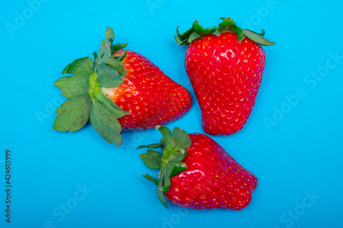 Fototapeta Naklejka Na Ścianę i Meble -  fresh strawberries with leaves on color background
