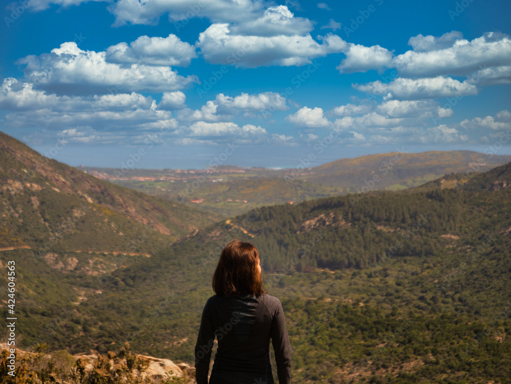 Ragazza Escursionista guarda il Panorama dal Monte Nieddu in Sardegna