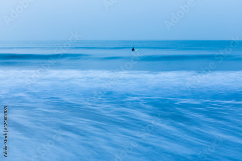 夜明けの波を待つサーファー、静波海岸、牧之原市、長秒露光 © captainT