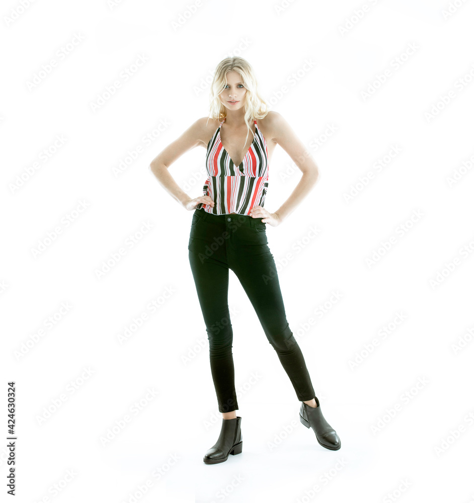 Modelo rubia posando en el estudio sobre fondo balanco con espacio para texto Modelo rubia posando en el estudio sobre fondo balanco con espacio para texto