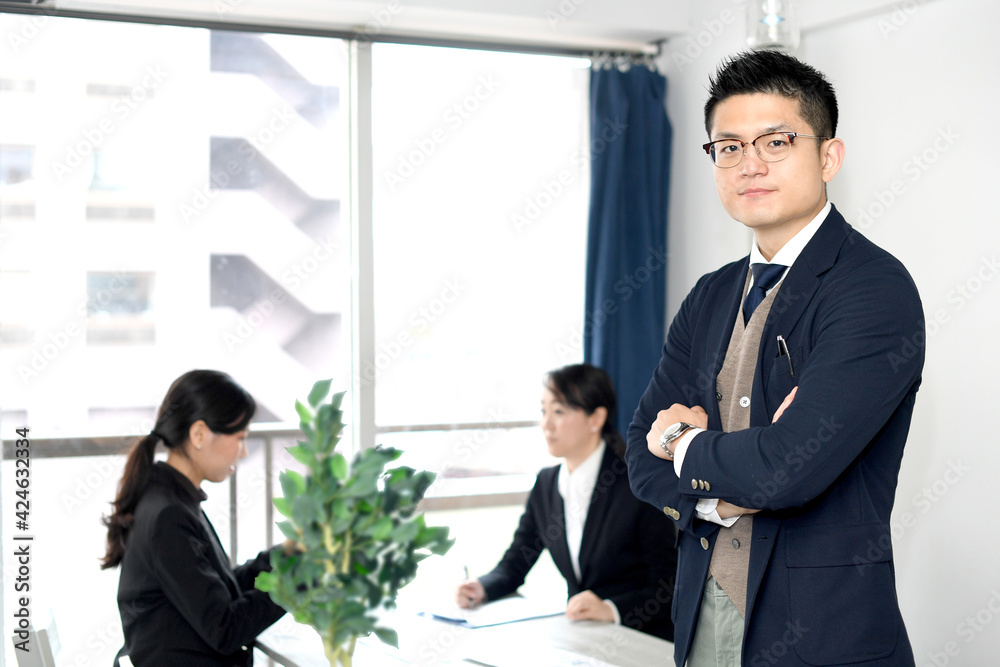 腕組みをするスーツ姿の笑顔の男性 Stock Photo Adobe Stock