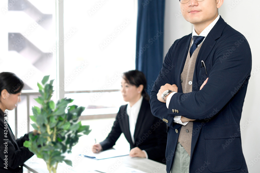 腕組みをするスーツ姿の笑顔の男性 Stock Photo Adobe Stock